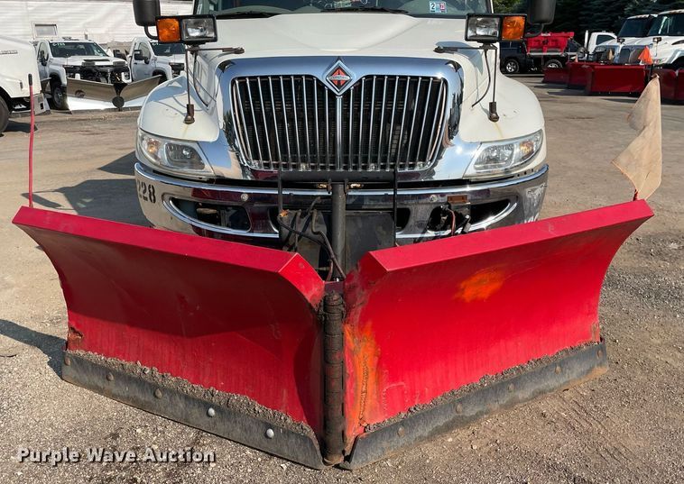 image for item DS8813 2014 International DuraStar 4300  spreader truck