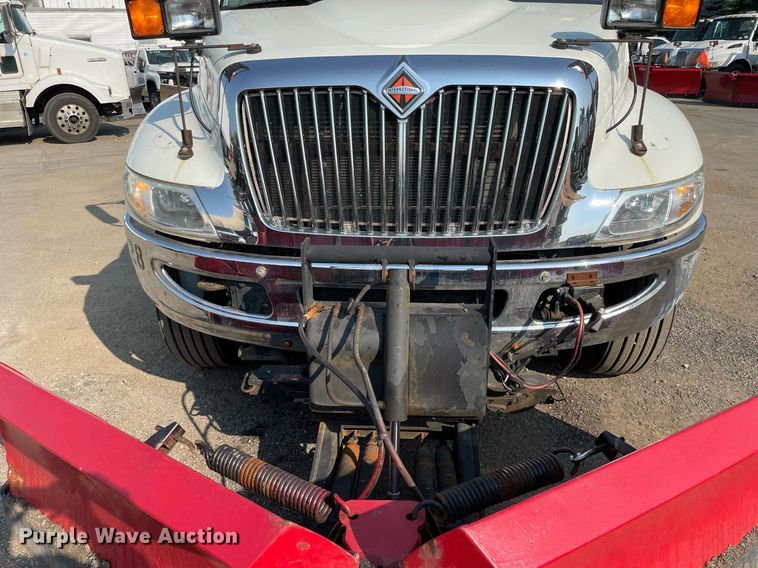 image for item DS8813 2014 International DuraStar 4300  spreader truck