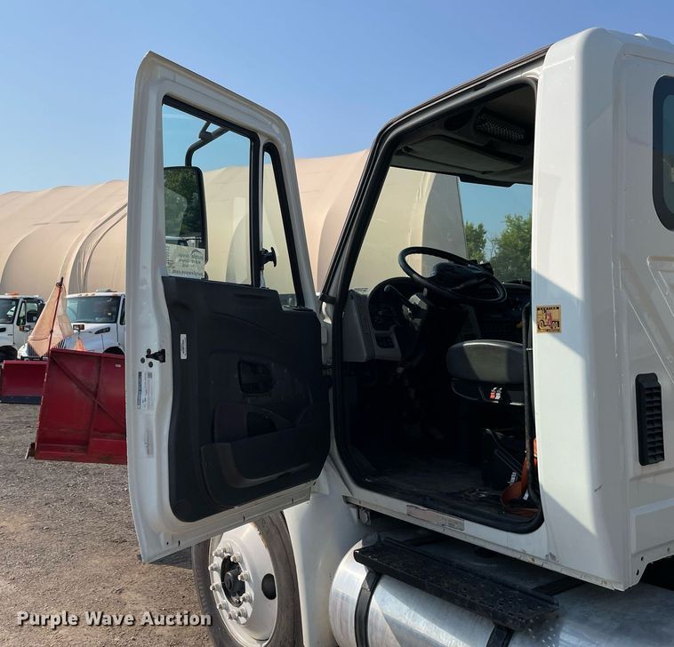 image for item DS8813 2014 International DuraStar 4300  spreader truck