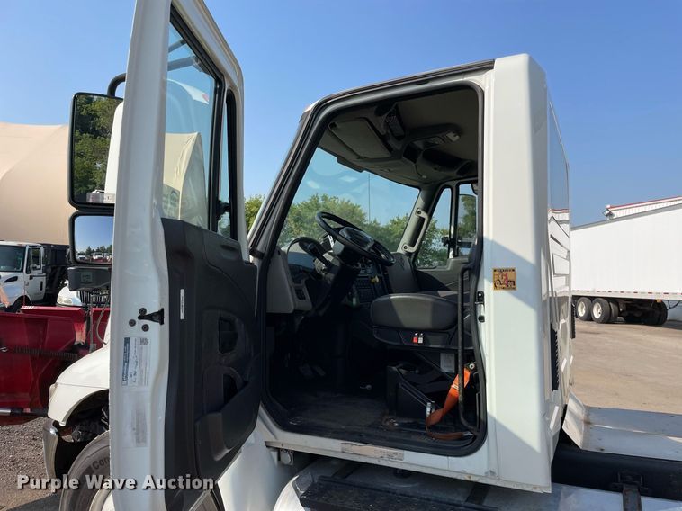 image for item DS8813 2014 International DuraStar 4300  spreader truck