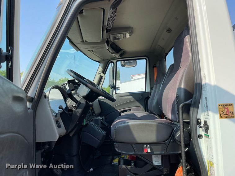 image for item DS8813 2014 International DuraStar 4300  spreader truck