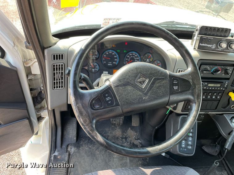 image for item DS8813 2014 International DuraStar 4300  spreader truck