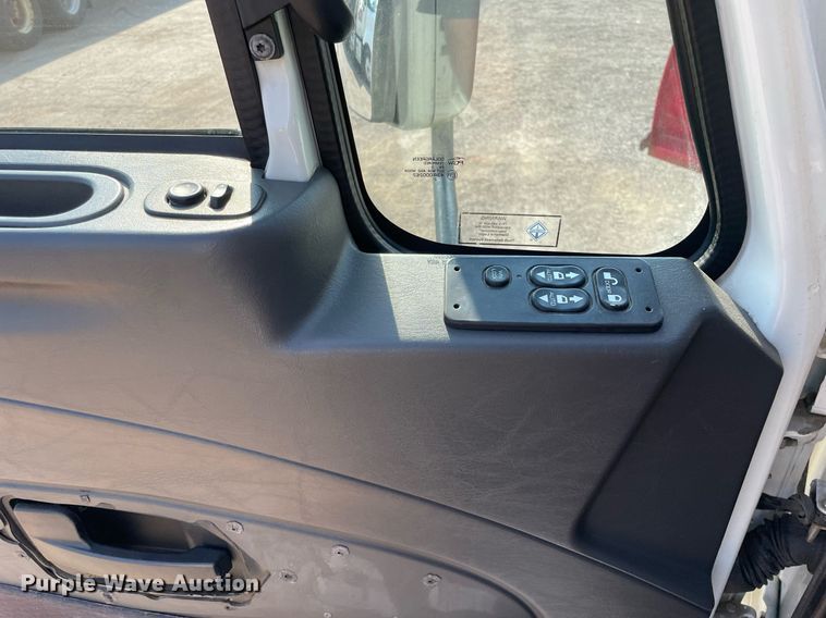 image for item DS8813 2014 International DuraStar 4300  spreader truck