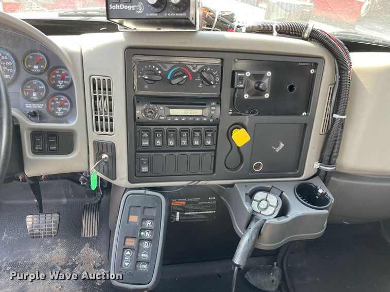 image for item DS8813 2014 International DuraStar 4300  spreader truck