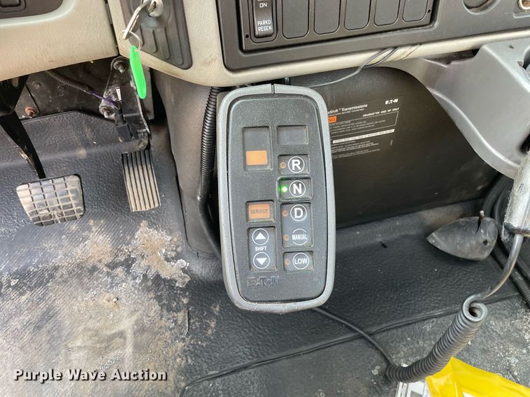 image for item DS8813 2014 International DuraStar 4300  spreader truck