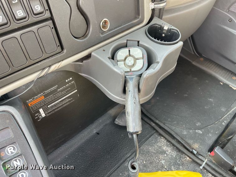 image for item DS8813 2014 International DuraStar 4300  spreader truck