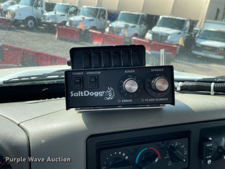 image for item DS8813 2014 International DuraStar 4300  spreader truck