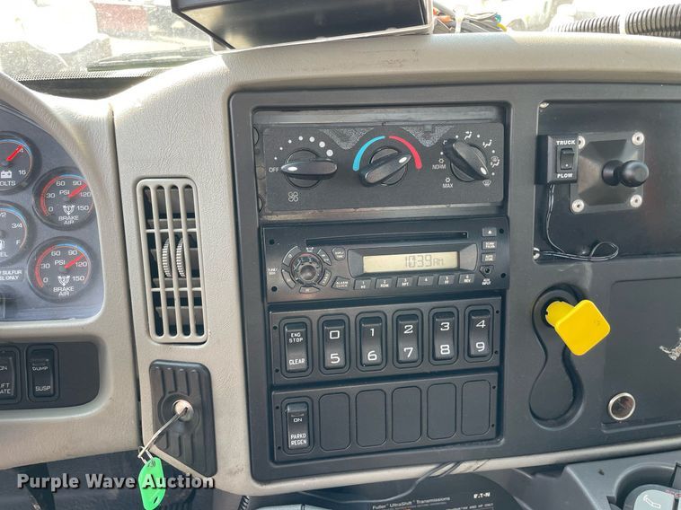 image for item DS8813 2014 International DuraStar 4300  spreader truck