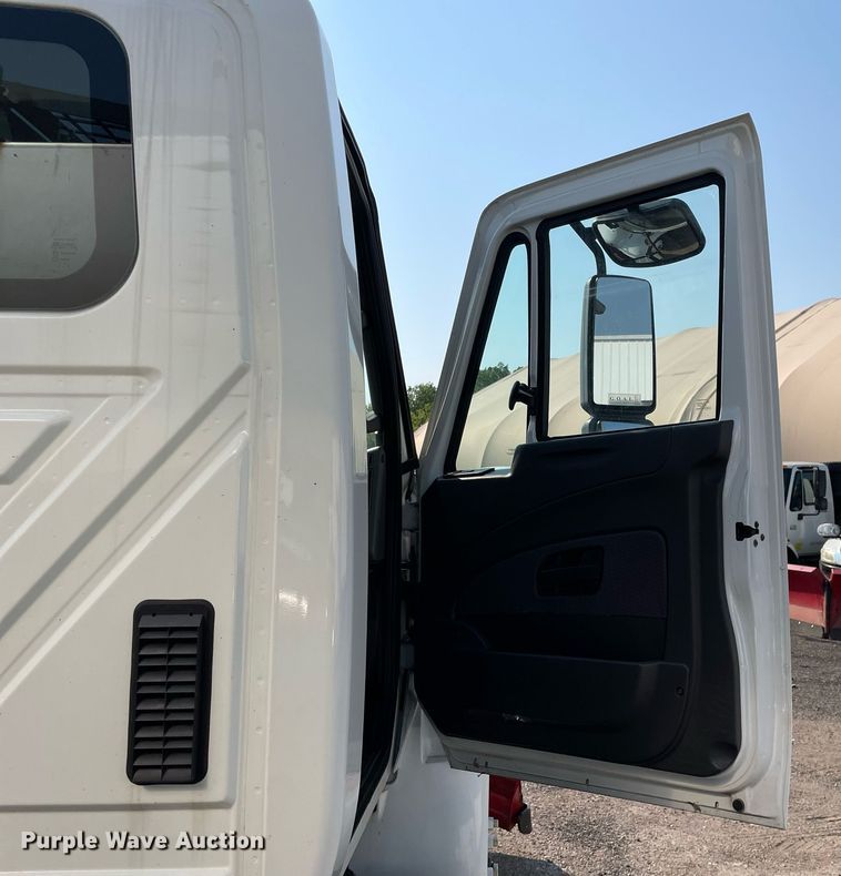 image for item DS8813 2014 International DuraStar 4300  spreader truck