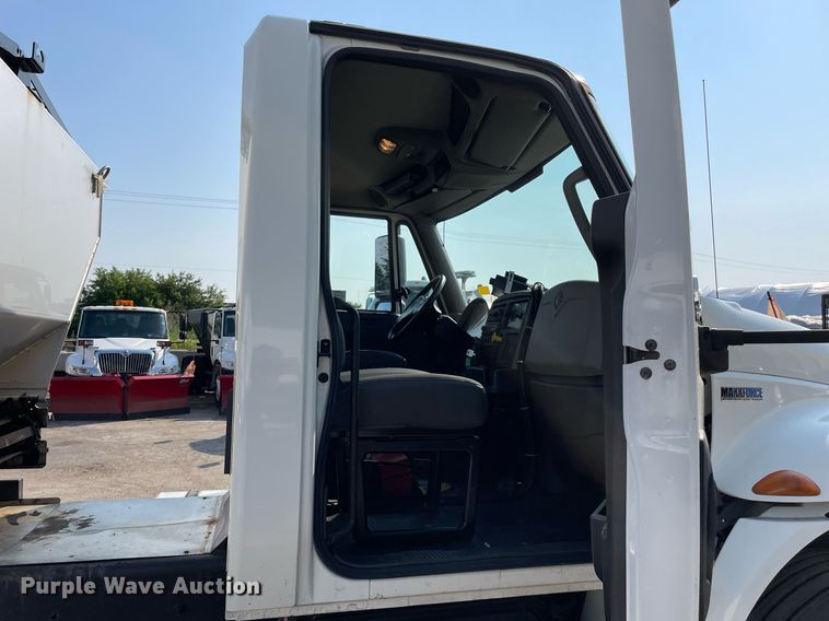 image for item DS8813 2014 International DuraStar 4300  spreader truck