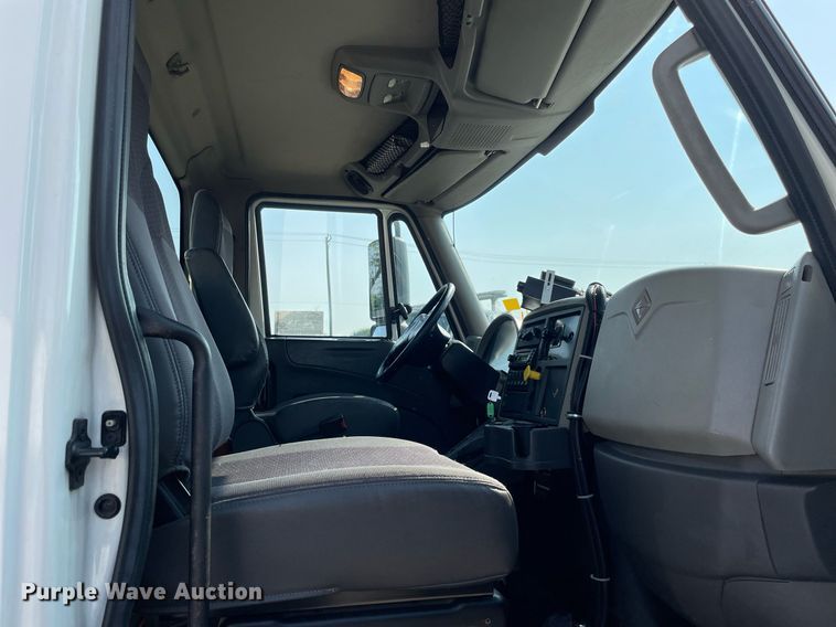 image for item DS8813 2014 International DuraStar 4300  spreader truck