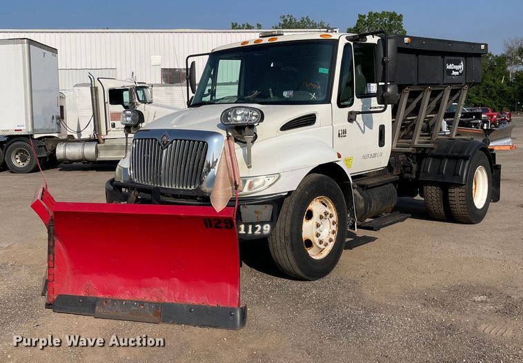 image for item DS8814 2006 International 4300  spreader truck