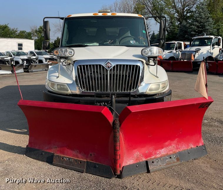 image for item DS8814 2006 International 4300  spreader truck