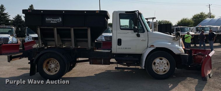 image for item DS8814 2006 International 4300  spreader truck