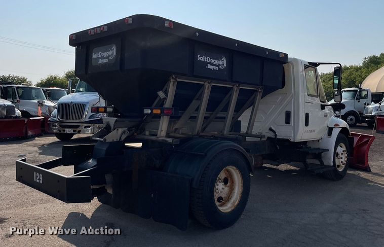 image for item DS8814 2006 International 4300  spreader truck