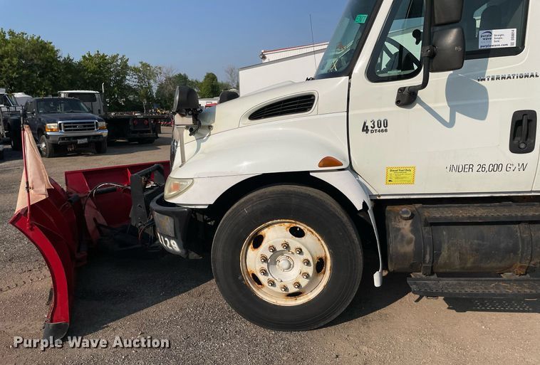 image for item DS8814 2006 International 4300  spreader truck