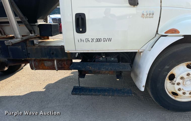 image for item DS8814 2006 International 4300  spreader truck