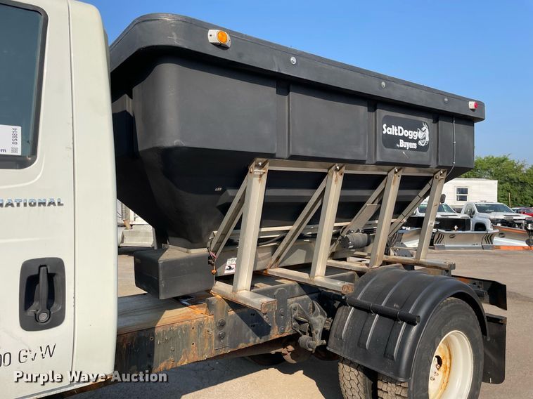 image for item DS8814 2006 International 4300  spreader truck