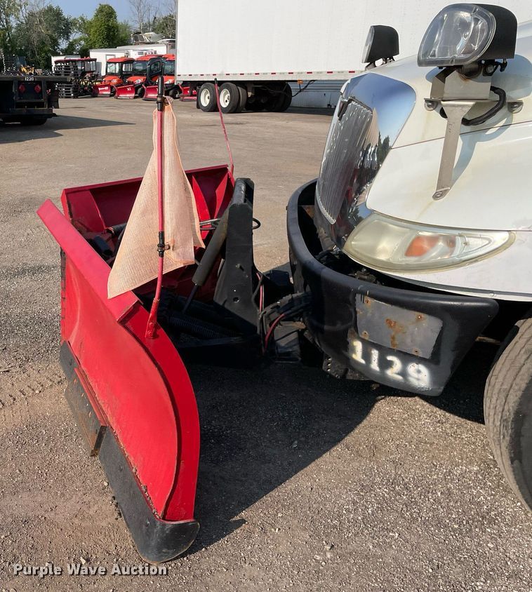 image for item DS8814 2006 International 4300  spreader truck