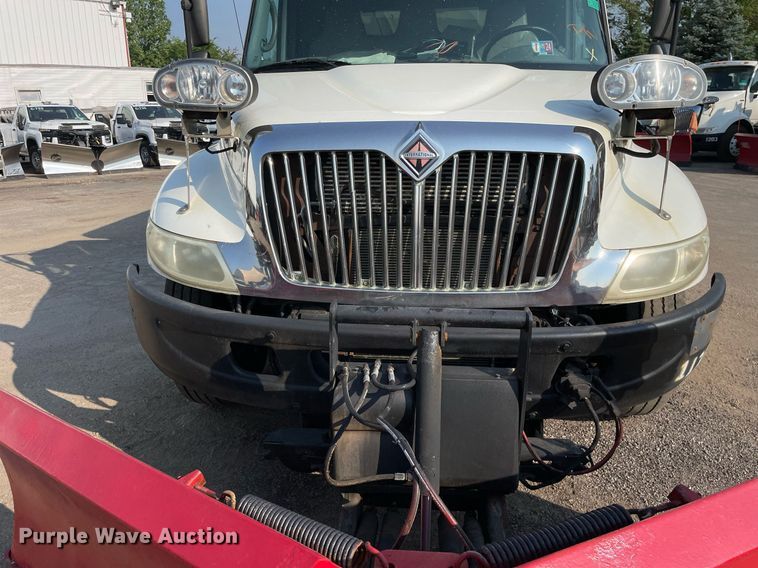 image for item DS8814 2006 International 4300  spreader truck