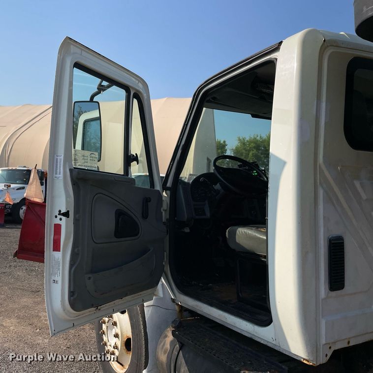 image for item DS8814 2006 International 4300  spreader truck