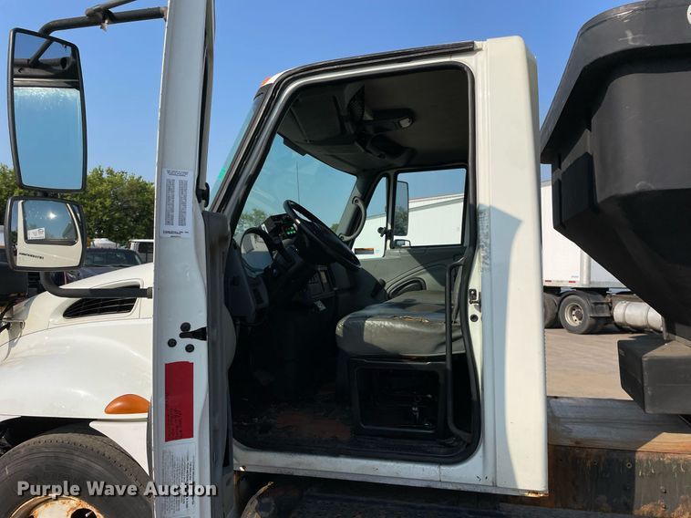 image for item DS8814 2006 International 4300  spreader truck