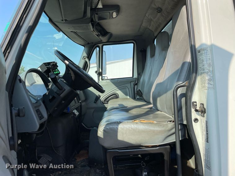 image for item DS8814 2006 International 4300  spreader truck