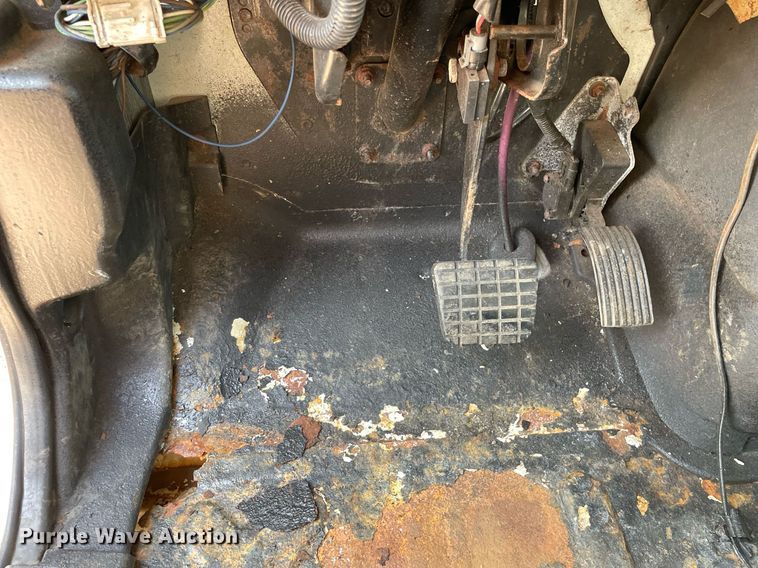 image for item DS8814 2006 International 4300  spreader truck