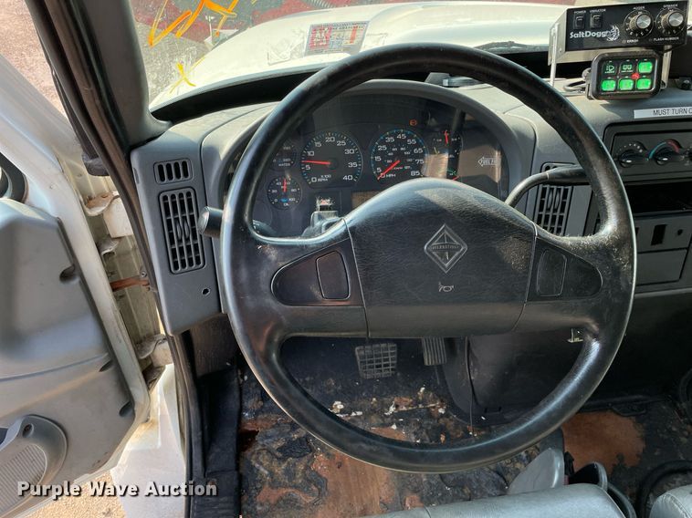 image for item DS8814 2006 International 4300  spreader truck