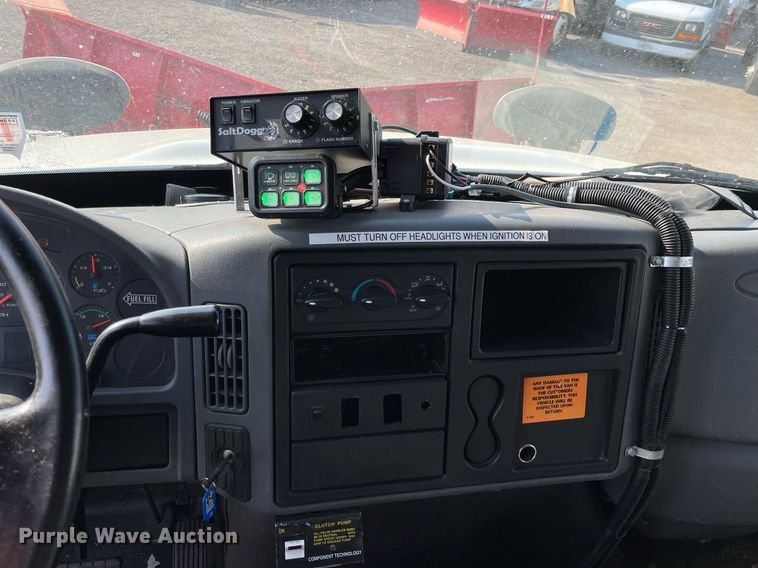 image for item DS8814 2006 International 4300  spreader truck