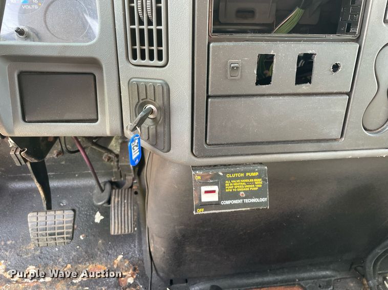 image for item DS8814 2006 International 4300  spreader truck