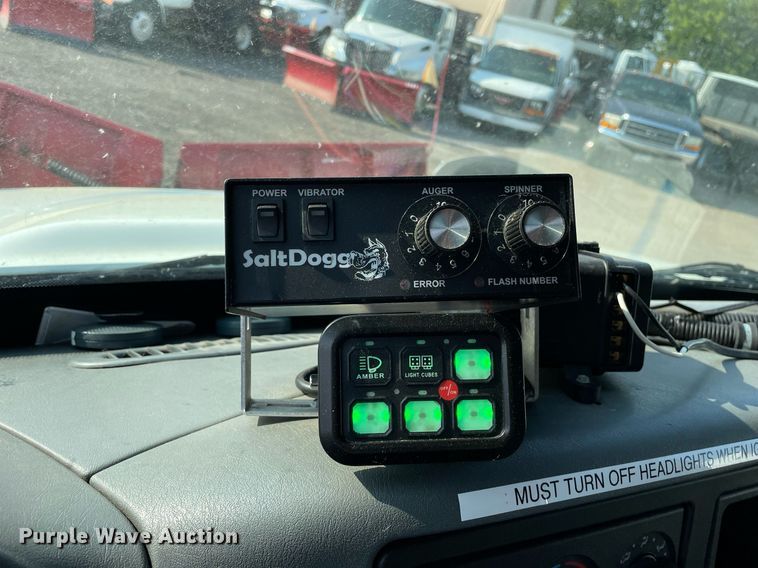 image for item DS8814 2006 International 4300  spreader truck