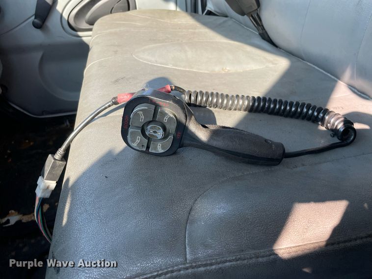 image for item DS8814 2006 International 4300  spreader truck