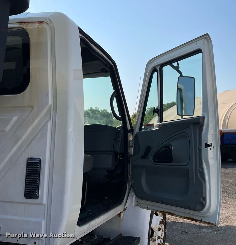 image for item DS8814 2006 International 4300  spreader truck