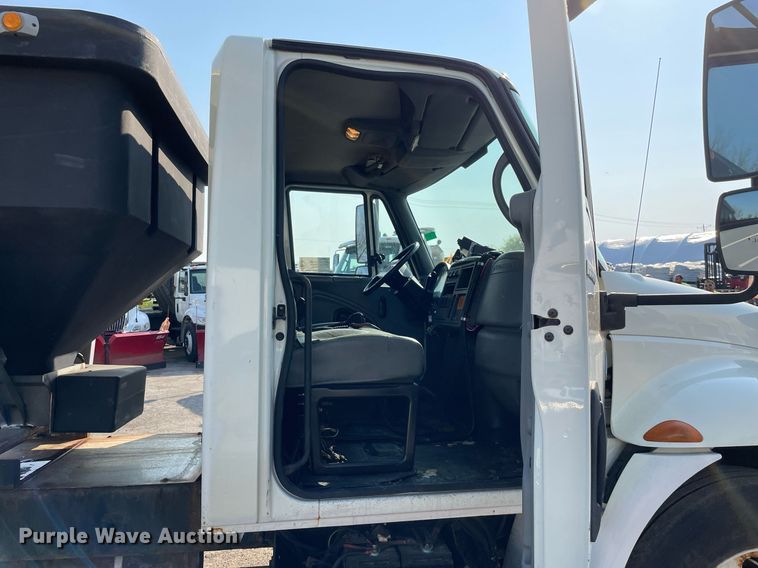 image for item DS8814 2006 International 4300  spreader truck