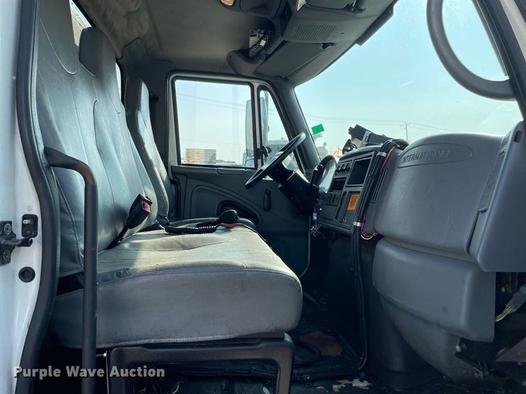 image for item DS8814 2006 International 4300  spreader truck