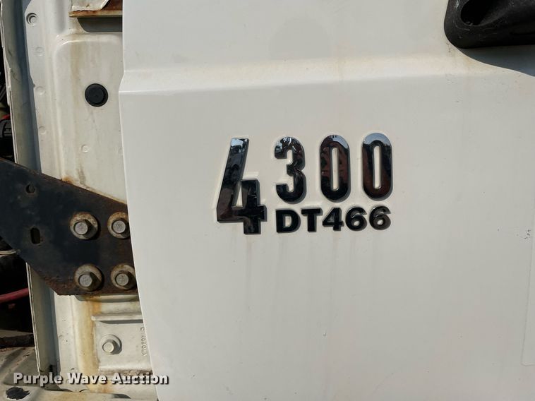 image for item DS8814 2006 International 4300  spreader truck