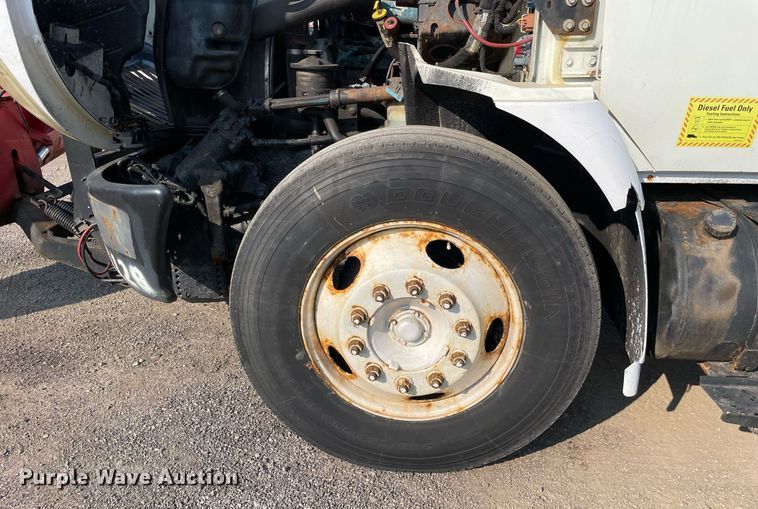 image for item DS8814 2006 International 4300  spreader truck