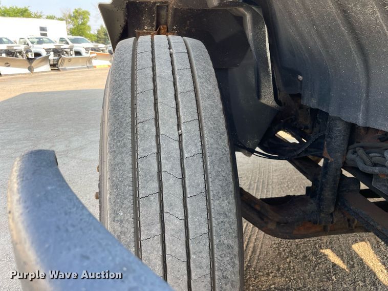 image for item DS8814 2006 International 4300  spreader truck