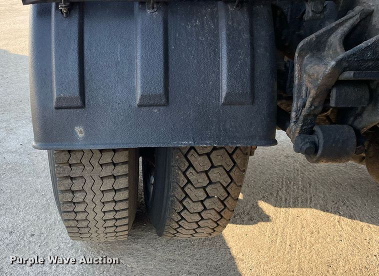 image for item DS8814 2006 International 4300  spreader truck