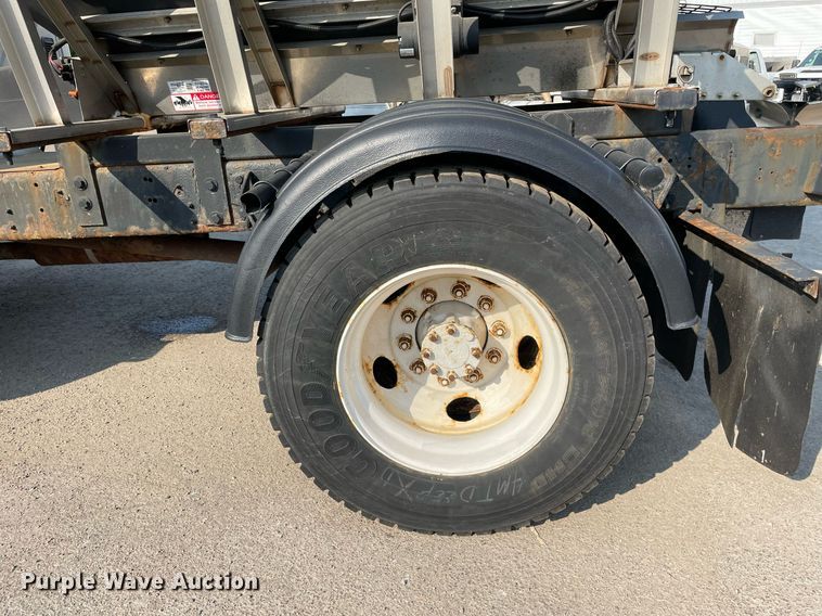 image for item DS8814 2006 International 4300  spreader truck