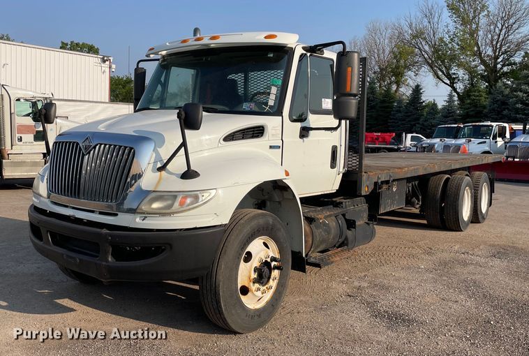 image for item DS8815 2008 International 4400  flatbed truck