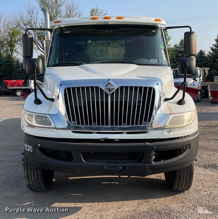 image for item DS8815 2008 International 4400  flatbed truck