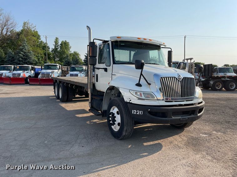 image for item DS8815 2008 International 4400  flatbed truck