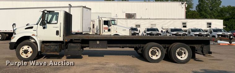 image for item DS8815 2008 International 4400  flatbed truck