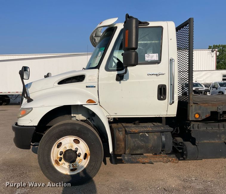 image for item DS8815 2008 International 4400  flatbed truck