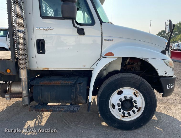 image for item DS8815 2008 International 4400  flatbed truck