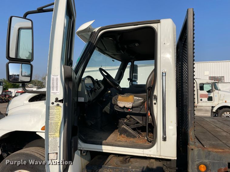 image for item DS8815 2008 International 4400  flatbed truck