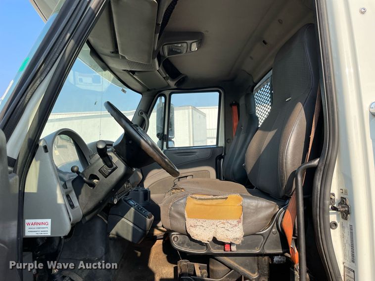 image for item DS8815 2008 International 4400  flatbed truck