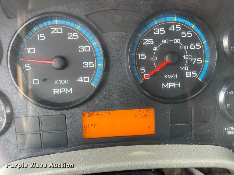 image for item DS8815 2008 International 4400  flatbed truck